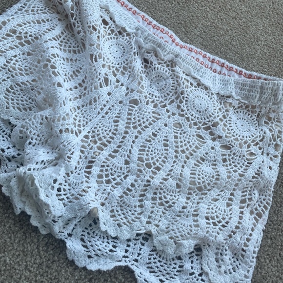 WHITE CROCHET SHORTS - Picture 1 of 3